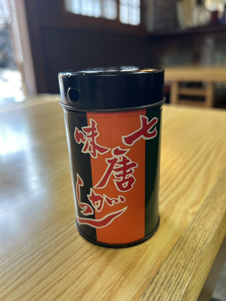 七味唐辛子は人間の七味を遠ざけるとポストしました。
山椒は小粒でもピリッと辛く、胡麻すりが江戸っ子は大嫌い、快刀乱麻の麻の実、過去をケシの実、陳腐にならない陳皮、青海苔の答礼に太太神楽を打ち、しょうがない事を天に帰す。
七色の掛け言葉、江戸っ子の粋がべらぼうです。