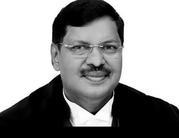 mSachinKSP's tweet photo. 🛑CJI संजीव खन्ना ने भारत के अगले मुख्य न्यायाधीश के रूप में न्यायमूर्ति "BR गवई" की नियुक्ति की सिफारिश की है🛑

नए सीजेआई 14 मई, 2025 को शपथ लेंगे। 

वंशवादी खन्ना जी ने (पूर्व सुप्रीम कोर्ट जज एच.के. खन्ना के भतीजे) जिस BR गवई की सिफारिश की है 
वो कांग्रेस नेता आर.एस. गवई के बेटे हैं...

सुप्रीम कोर्ट कॉलेजियम में वंशवाद हावी है...

उनका कार्यकाल नवंबर 2025 तक चलने की उम्मीद है। यह बदलाव निवर्तमान सीजेआई द्वारा अपने उत्तराधिकारी के रूप में वरिष्ठतम न्यायाधीश की सिफारिश करने की परंपरा के अनुरूप है..

एक कांग्रेसी नेता का बेटा चीफ जस्टिस बनकर क्या निष्पक्ष फैसला दे सकता है ???