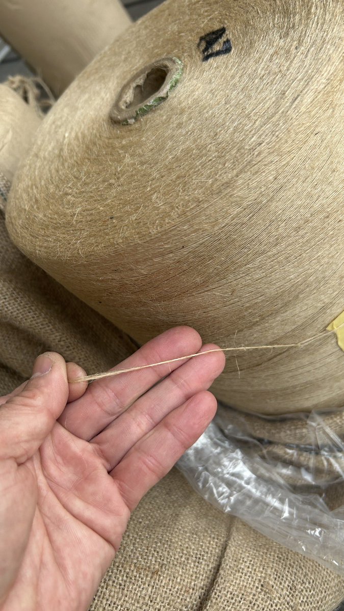 うち以外の人はほぼ見る事が無いであろう物が届きました

麻糸のロール（業務用）

在庫が少なくなってきたので購入
繭縄を買ってくださる皆様に感謝です