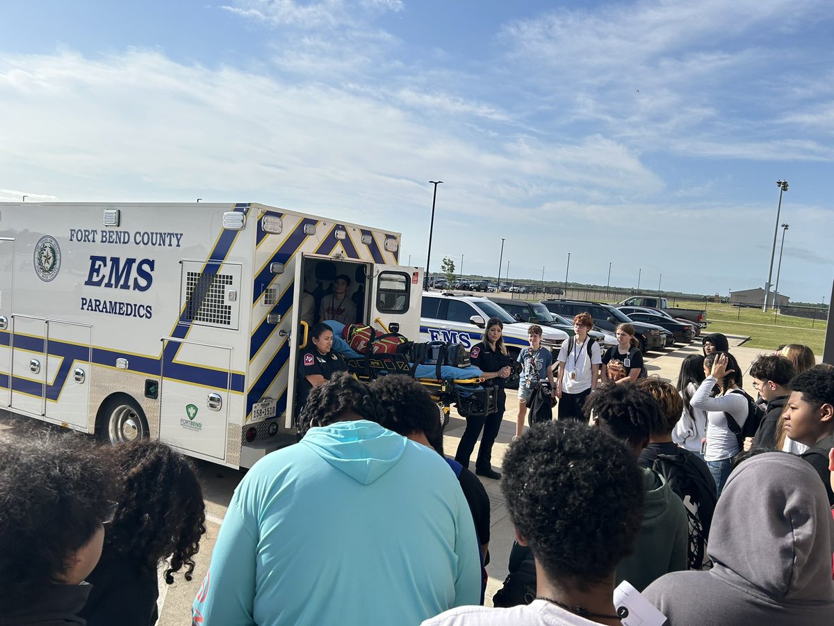 mpv603's tweet image. Paramedics McKenzie & Drury attended Innovation Day at Randle High School where they ran into JROTC LT Williams, son of LT Corey Williams. 🚑📷: A. McKenzie & AC Petrilla