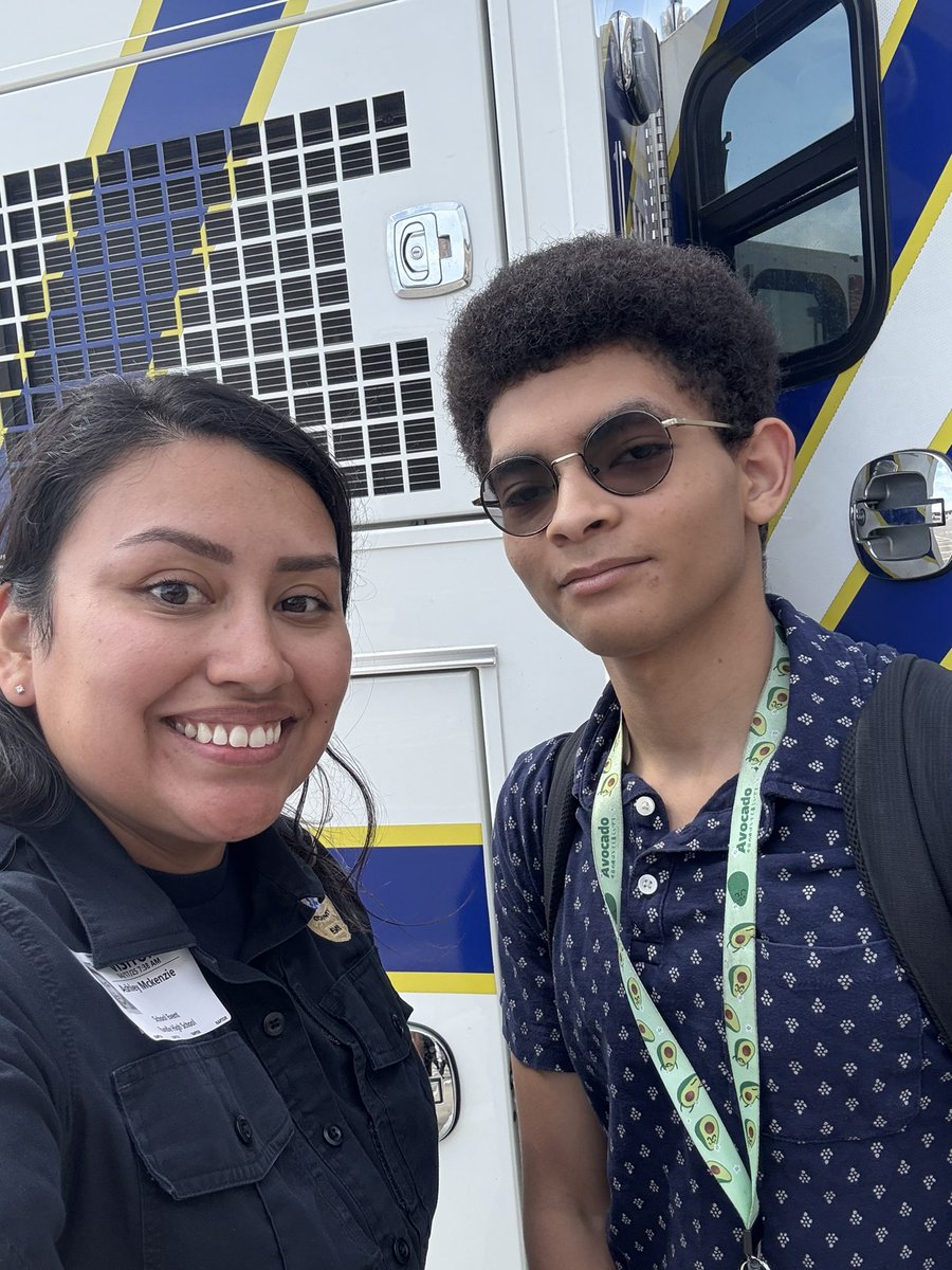 mpv603's tweet image. Paramedics McKenzie & Drury attended Innovation Day at Randle High School where they ran into JROTC LT Williams, son of LT Corey Williams. 🚑📷: A. McKenzie & AC Petrilla