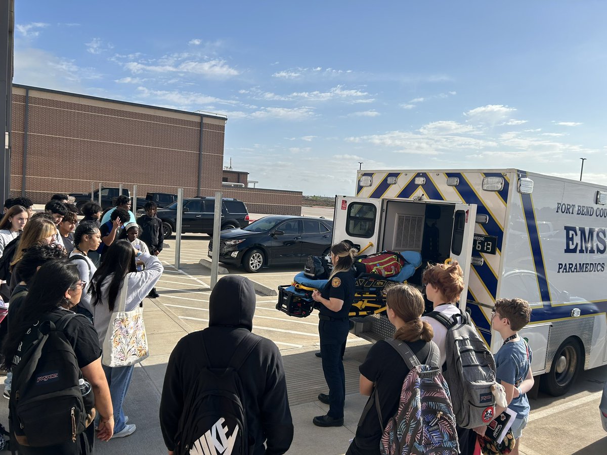 mpv603's tweet image. Paramedics McKenzie & Drury attended Innovation Day at Randle High School where they ran into JROTC LT Williams, son of LT Corey Williams. 🚑📷: A. McKenzie & AC Petrilla