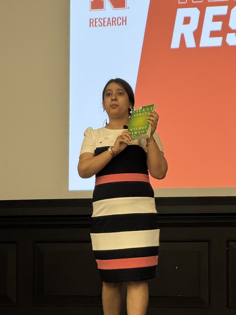 Bweshojha's tweet image. Powerful slam talk about her research   “Rewriting history with natural defenders” .  @Siludahal you are truly a passionate researcher and incredible speaker. Well done on an amazing talk and representing @UNLPlantPath @UNL_PSI
#slamtalkUNL @UNLresearch