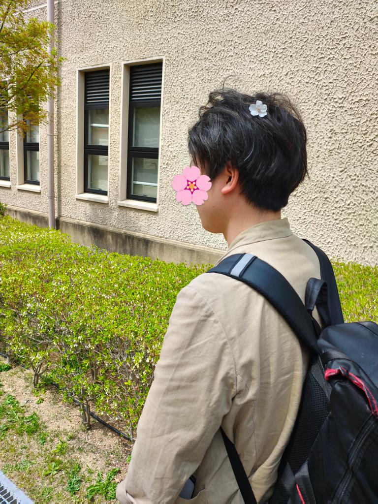🌸‥∵‥‥∵‥‥∵‥🌸
　　   遅咲きの桜？
🌸‥∵‥‥∵‥‥∵‥🌸

キャンパス内の桜は少しずつ散ってきましたが、メンバーの頭には可愛い桜が…🌸✨
残りわずかな桜の季節ですが、キャンパス内で桜をもうしばらく楽しみませんか？

#関西学院大学 #関学 #神戸三田キャンパス