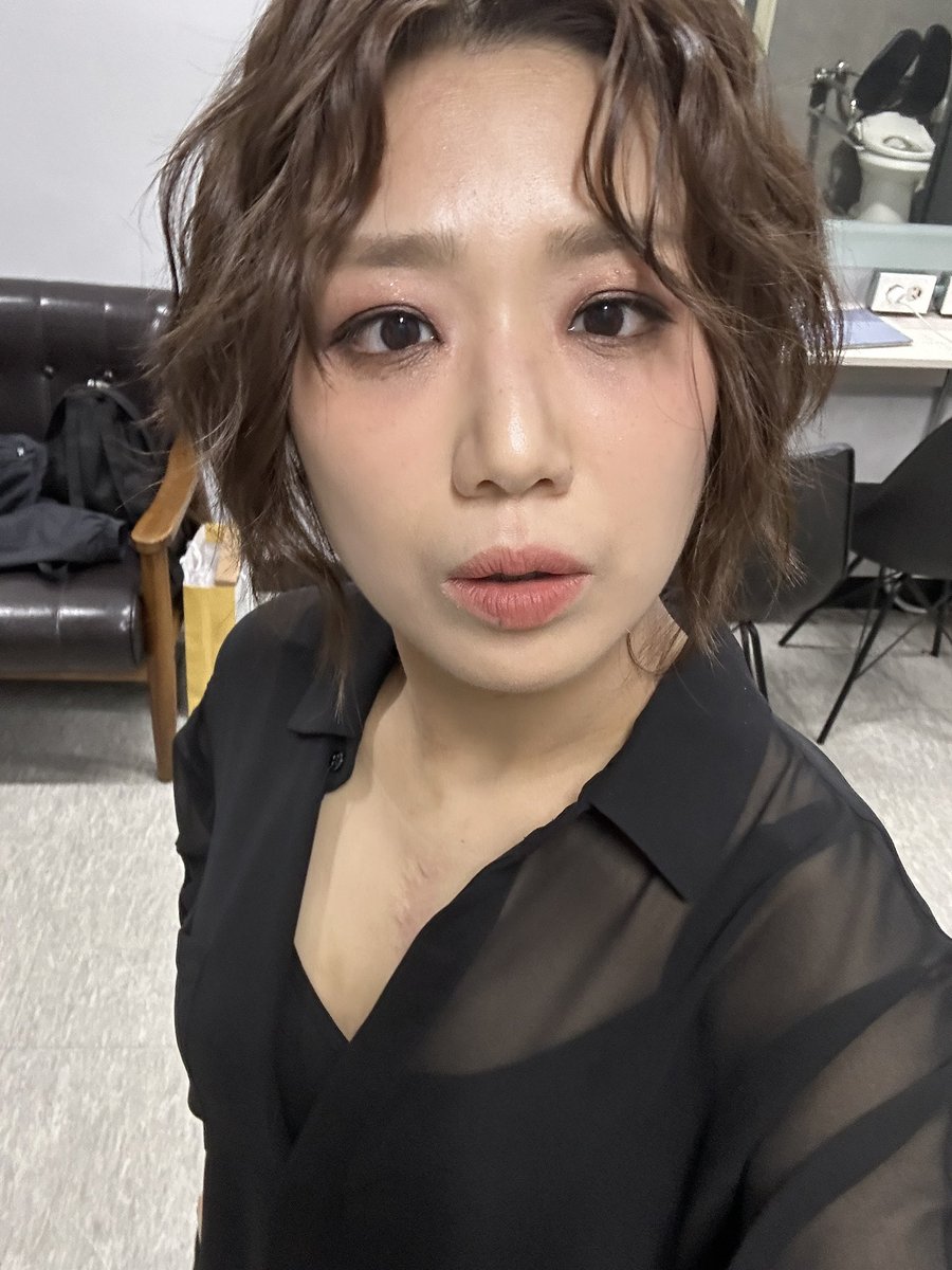 56yenyen56's tweet photo. 소중한 시간을 저의 공연에 써주셔서 감사합니다
그럭저럭 즐거웠던 2025년 4월 17일로 남길 바라요
찍어주신 멋진 사진들 잘 주워갑니다
그리고 어제 말씀드리는것을 까먹엇는데요
어제입은 치마의 비밀이 잇습니다..
그것은 바로. . .
짜잔~ 분홍신의 그 치마엿습니다
행복하세요🐒🍀 https://t.co/4zrKmjSsOS