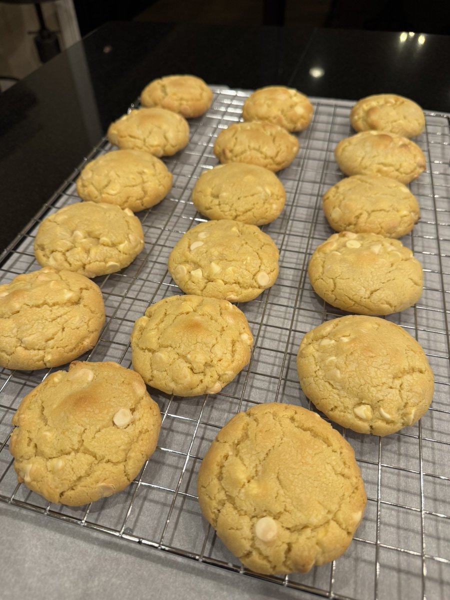 DGUNZ22's tweet image. My bros @NotoriousGRC @devinnodude mentioned the Levain Bakery Lemon Cookies! So I had to get in the kitchen and make them. 😮‍💨🤌🏿😋