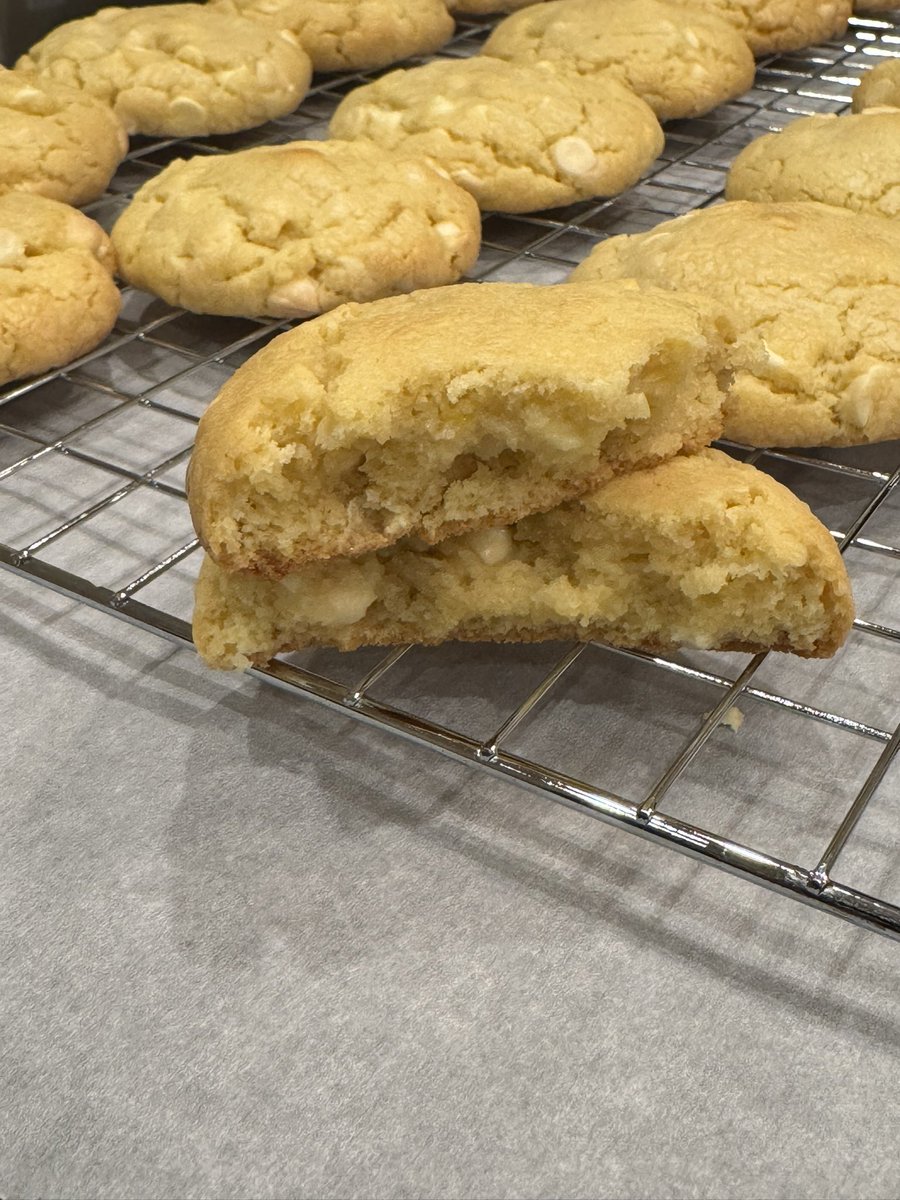 DGUNZ22's tweet image. My bros @NotoriousGRC @devinnodude mentioned the Levain Bakery Lemon Cookies! So I had to get in the kitchen and make them. 😮‍💨🤌🏿😋