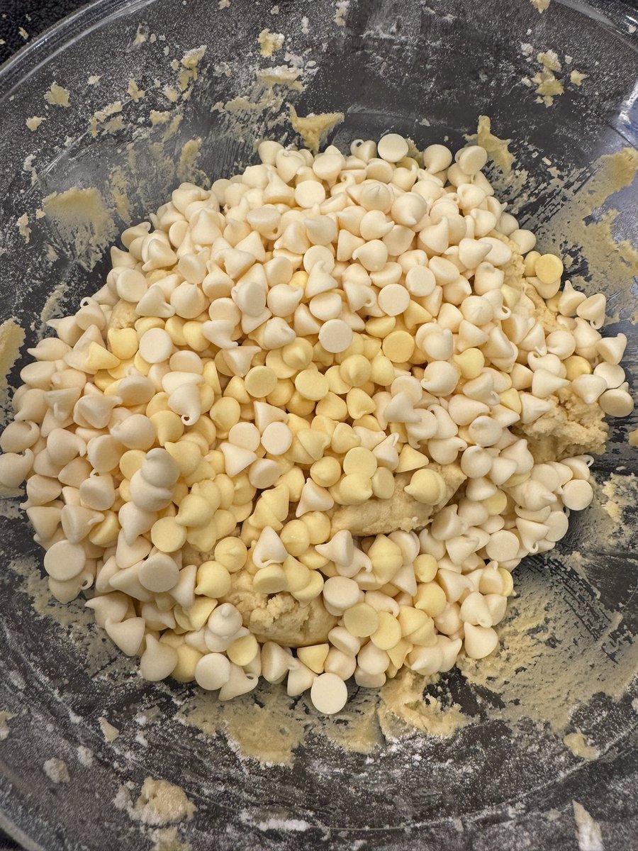 DGUNZ22's tweet image. My bros @NotoriousGRC @devinnodude mentioned the Levain Bakery Lemon Cookies! So I had to get in the kitchen and make them. 😮‍💨🤌🏿😋