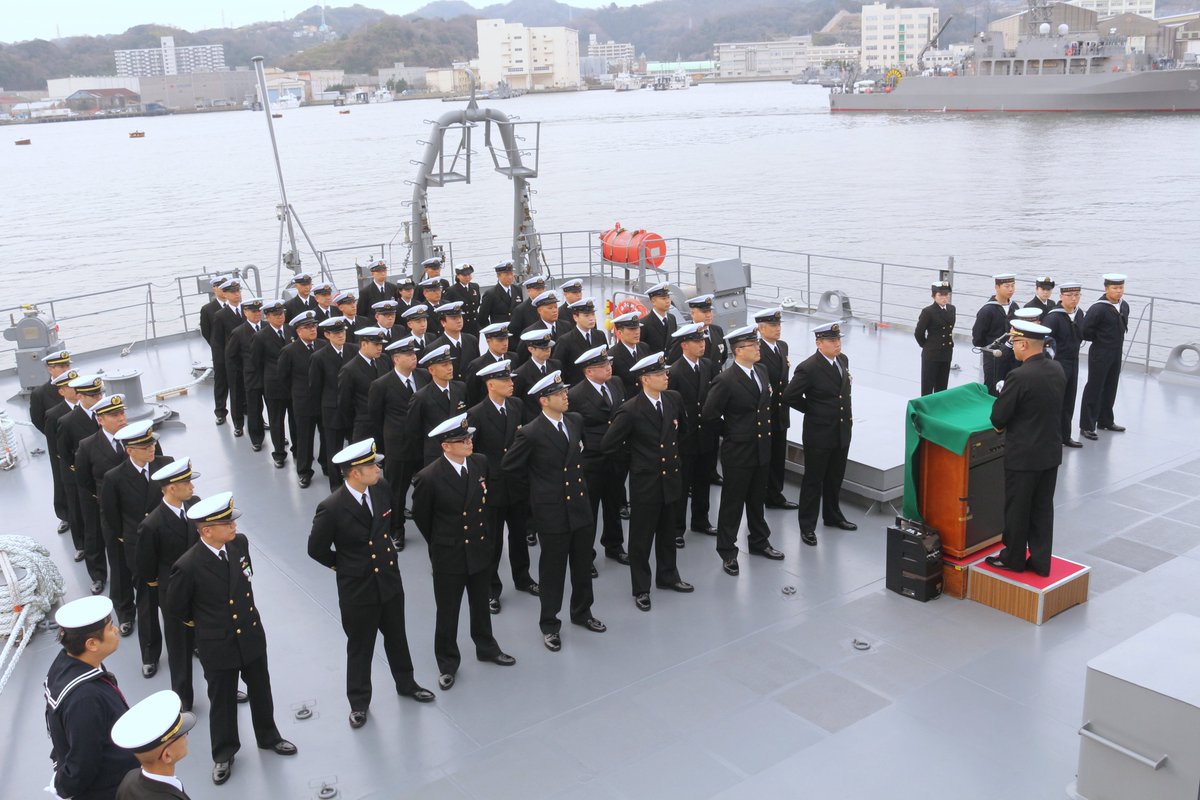 海洋観測艦「わかさ」です。先日、艦長が交代しました。 前艦長は熱い