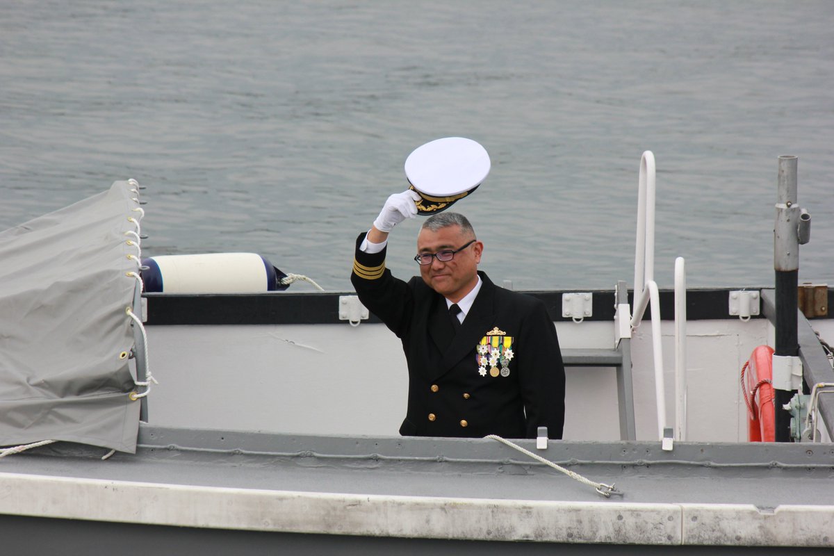 海洋観測艦「わかさ」です。先日、艦長が交代しました。 前艦長は熱い