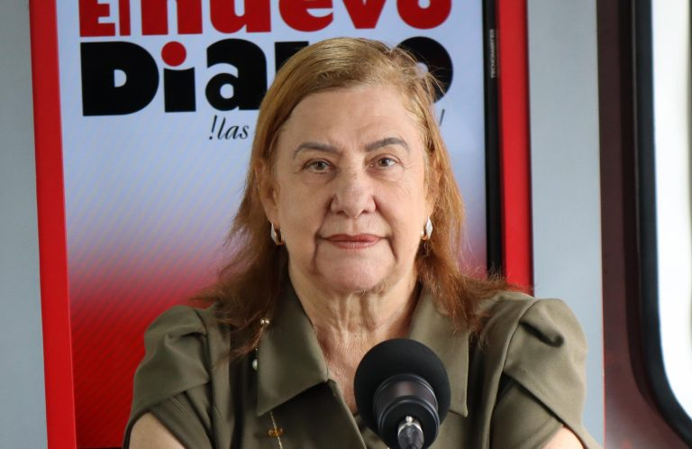 elnuevodiariord's tweet photo. La gobernadora provincial Luisa Jiménez de la Mota pidió al nuevo director regional de la @digesettrd_  ejercer mayor firmeza con los motoristas, quienes según expresó no respetan la luz roja de los semáforos en este municipio, provocando accidentes y caos en las vías.

#ElNuevoDiarioRD
