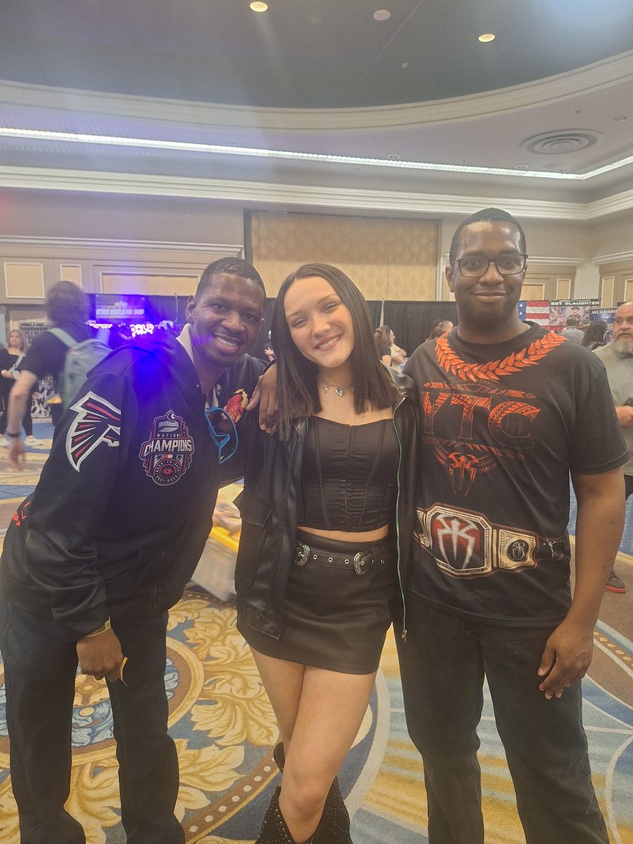 So glad I got to see my bestie in the wrestie industry <a href="/ItsIzzyMania/">Izzy Moreno</a> the fact you led up when you saw us made me happy <a href="/wrestlecon/">WrestleCon</a>