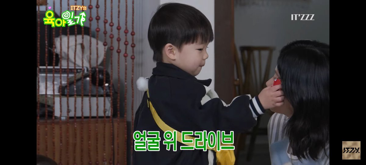 fromyeji's tweet image. 아기들 너무 좋아하고 여자애들이 아기들 돌보는 모습 보면 너무 행복해 🥺 채령이랑 예지 너무 좋아하는 것 같고 다른 멤버들이 아기들 즐겁게 놀게 하려고 얼마나 노력하는지 너무 귀여웠어요💖

#ITZZZ #ITㅋㅋㅋ #ITZY의육아일기