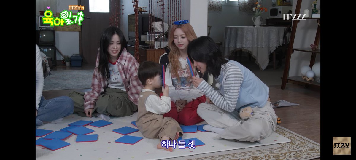 fromyeji's tweet image. 아기들 너무 좋아하고 여자애들이 아기들 돌보는 모습 보면 너무 행복해 🥺 채령이랑 예지 너무 좋아하는 것 같고 다른 멤버들이 아기들 즐겁게 놀게 하려고 얼마나 노력하는지 너무 귀여웠어요💖

#ITZZZ #ITㅋㅋㅋ #ITZY의육아일기