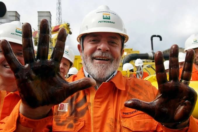 Sejadeesquerda's tweet photo. 🚨URGENTE!!! A mando de Lula, a Petrobras vai novamente REDUZIR o preço dos combustíveis amanhã, Empresa estatal serve AO POVO BRASILEIRO e não a meia dúzia de bilionários estadunidenses!

Lula cuidando dos Brasileiros como sempre cuidou nos 3 mandatos! https://t.co/e0bjSnG9L0