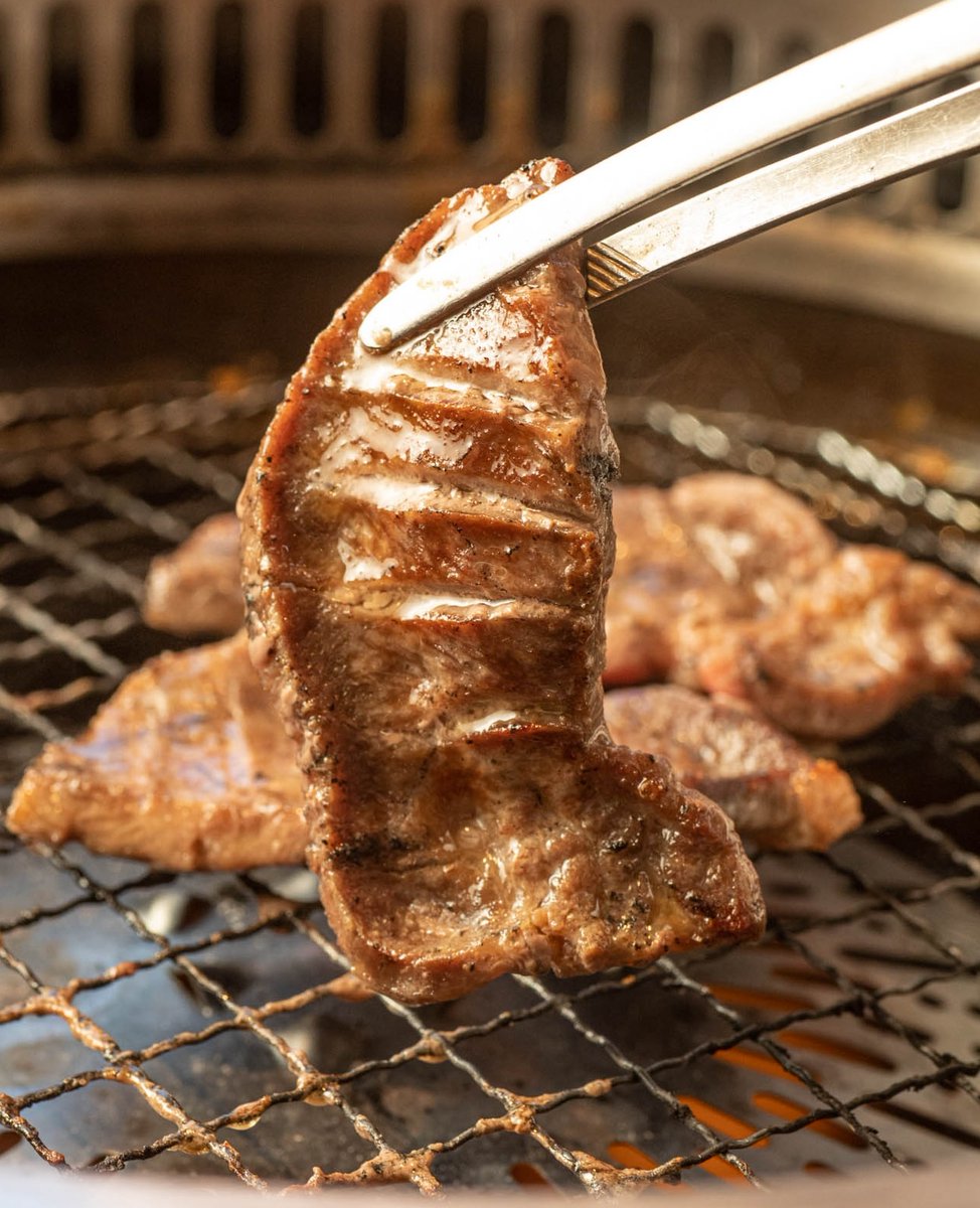 yakiniku_king_'s tweet photo. #焼肉きんぐ の「【特選】厚切り牛タン」✨

贅沢に厚くカットされているから
しっかりとした歯応えと旨みが最高❗️
「プレミアムコース」で食べ放題だよ🤩 https://t.co/9fiEvN86TC