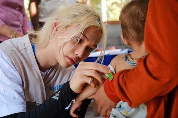 brasilracha's tweet photo. FELIX PARA ESQUIRE 🐥

👤: Recentemente, você tem se dedicado bastante a doações e atividades voluntárias. Essas ações têm a ver com seus sentimentos em relação aos fãs?

 🐥: Eu diria que tudo começou há bastante tempo. Desde pequeno, eu tinha o hábito de doar pequenas quantias, tipo um dólar por vez. Perceber que mesmo isso podia ajudar alguém foi algo que me impactou muito, e com o tempo, esse desejo de doar e ajudar cresceu ainda mais. E claro, agora que tenho mais possibilidades, penso ainda mais em como posso ajudar mais pessoas.