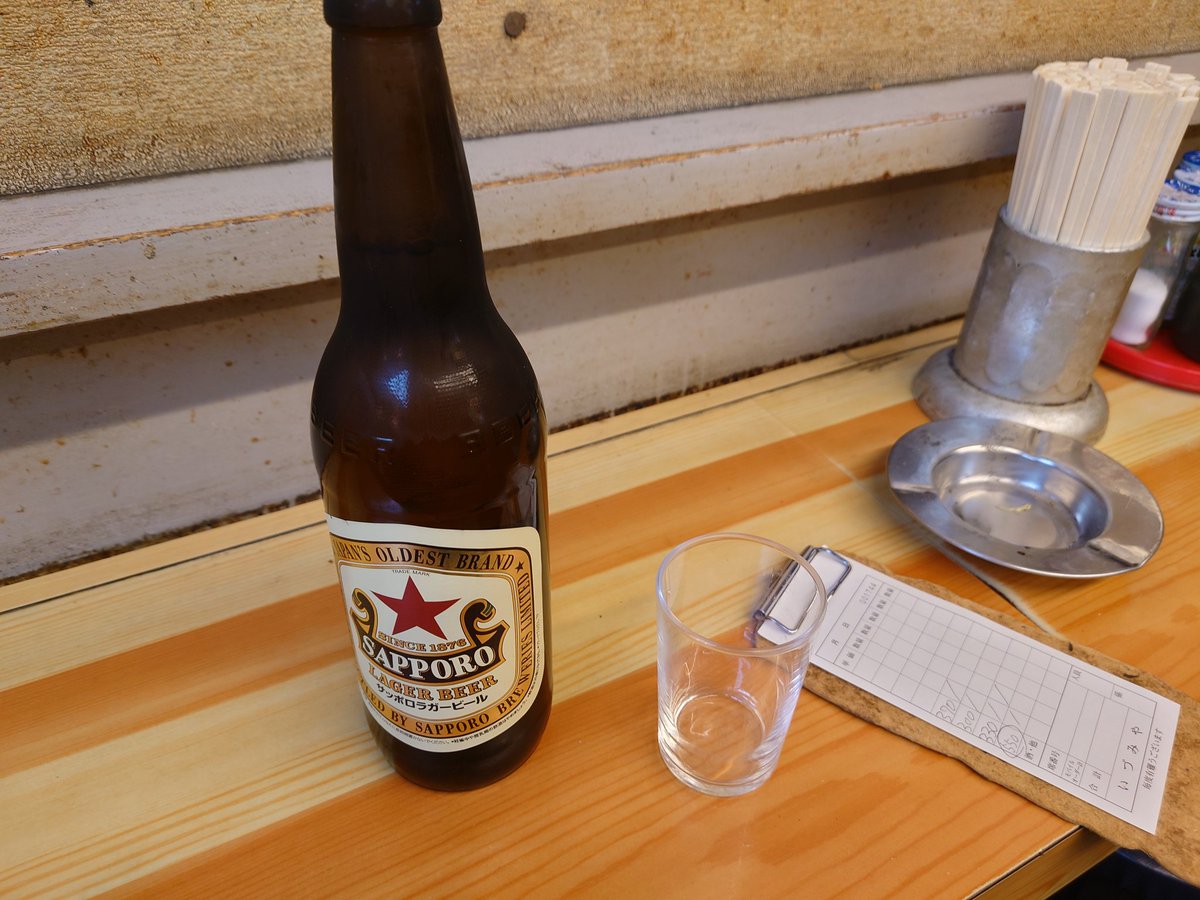 ビール大瓶を小グラスでチビチビやる夜勤明けがたまらんのよ