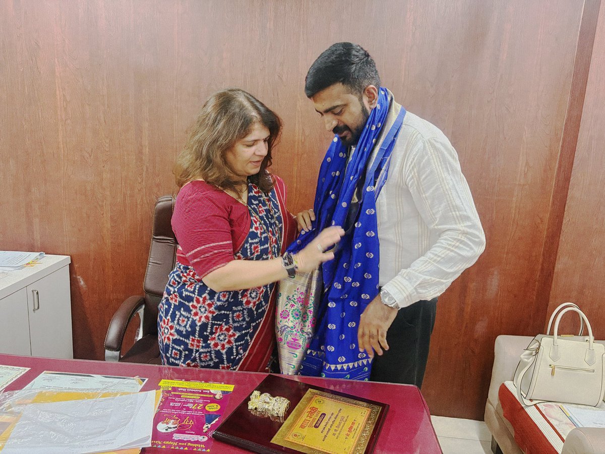 Chaitanya_INC's tweet photo. मागील तीन वर्षे बालस्नेही महाराष्ट्राच्या संकल्पयात्रेत हिरीरीने सहभाग घेऊन आणि कर्तव्य बजावून कार्यरत राहिल्याबद्दल महाराष्ट्र राज्य बाल हक्क संरक्षण आयोगाच्या अध्यक्षा आणि आमच्या मार्गदर्शक मा. ॲड. @shahsusieben यांच्या हस्ते गौरवचिन्ह देऊन सन्मानित करण्यात आले. (1/2) https://t.co/FkemOjRvck