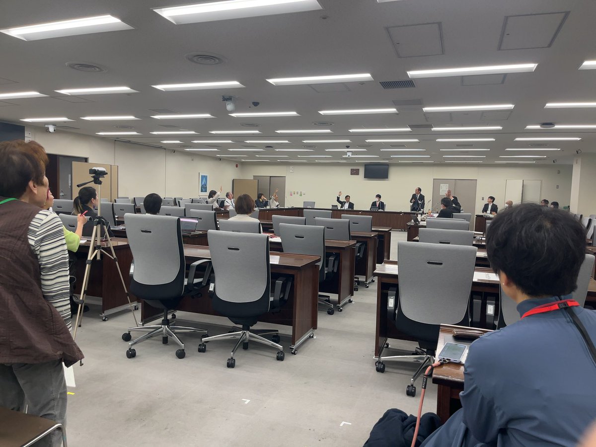 hatakezo's tweet image. 杉並区議会、田中ゆうたろう議員に対する第4回懲罰特別委員会を傍聴している。杉並区民は一度くらい傍聴したらいい。議員のレベルがよくわかる。傍聴席からたびたびヤジが飛ぶので警備員が何度も注意している。笑っちゃうシーンもあるけど、お静かに。委員会の資料はこちら。
city.suginami.tokyo.jp/kugikai/s117/2…