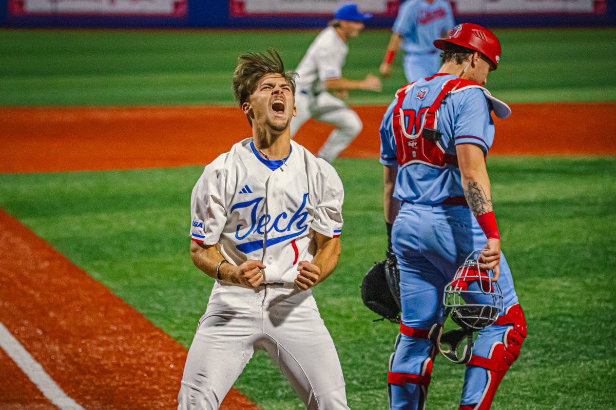 HOW BOUT THEM DOGS?!

#JYDSZN ✖️ #BarkLouder