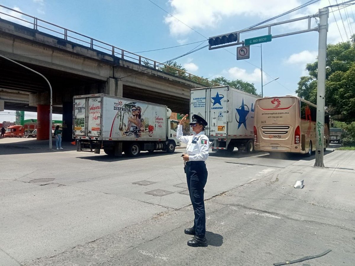 Reporta semáforos apagados en nuestras redes o en las de la <a href="/AgenciaAMIM/">AMIM</a>, la cual trabaja en su restablecimiento. 🚦

Recuerda que nuestros oficiales están capacitados para dirigir el tráfico cuando estos dispositivos fallen. 👮🏻‍♀️👮🏻‍♂️