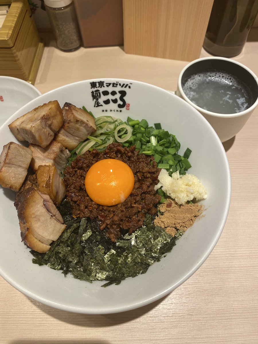 碓氷 蓮 (@666lotusren) on Twitter photo GM🥱
先日 マゼソバ麺屋こころ 様にて
肉入りまぜそばを頂きました!
まぜそば大好き💓
味変のためのお酢が昆布素なの何気に珍しいような?🧐
ごろっとしたお肉がたっぷり入っててボリュームたっぷり❣️でもシメに白米と残った汁を混ぜて掻っ込むのが辞められない…🤤
PR <a href="/tokyo_mazesoba/">東京マゼソバ 麺屋こころ 渋谷かくれ家</a>
#麺屋こころ GM🥱
先日 マゼソバ麺屋こころ 様にて
肉入りまぜそばを頂きました!
まぜそば大好き💓
味変のためのお酢が昆布素なの何気に珍しいような?🧐
ごろっとしたお肉がたっぷり入っててボリュームたっぷり❣️でもシメに白米と残った汁を混ぜて掻っ込むのが辞められない…🤤
PR <a href="/tokyo_mazesoba/">東京マゼソバ 麺屋こころ 渋谷かくれ家</a>
#麺屋こころ