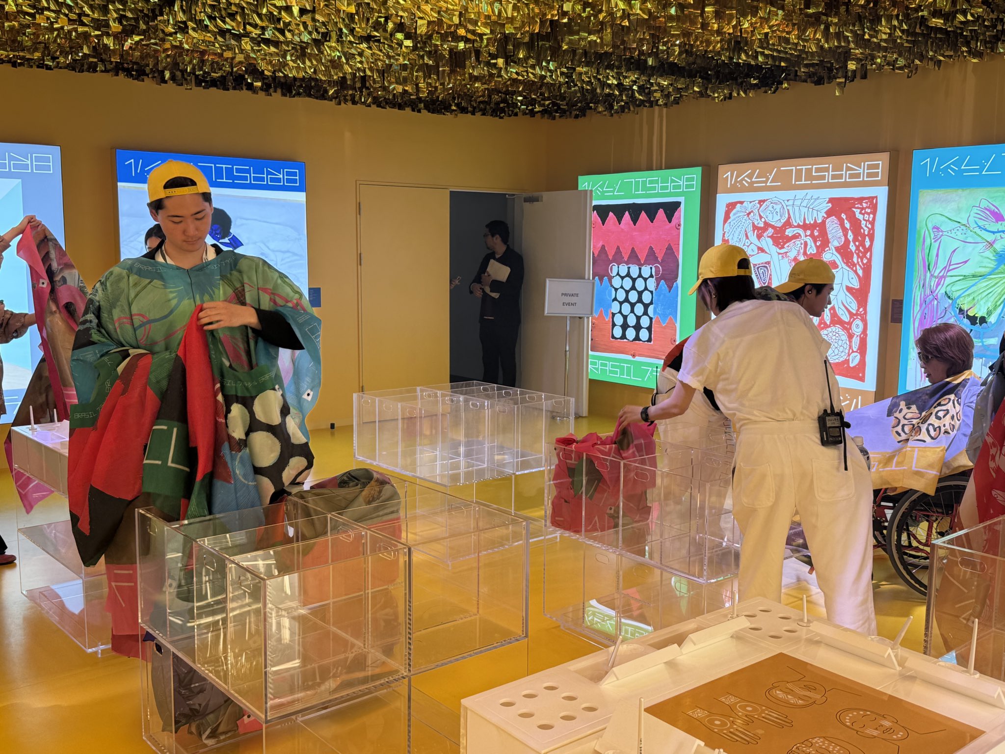 大阪 関西万博 しぼれる ブラジル館 ポンチョ「パランゴレ」 品 黄緑
