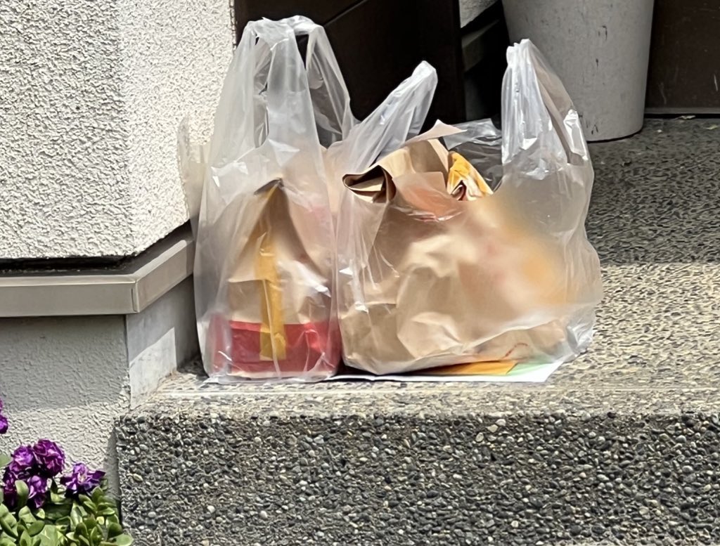 mjeannel1999's tweet photo. マックのデリバリーを置き配にしたら
Uberの配達ミスでご近所の玄関に
でも、取りに行けない
デリバリーしているかもだし
マックに電話して再配達してもらう事に
Uber💢💢💢
#Uberets
#配達ミス https://t.co/8ZKl6U3gte