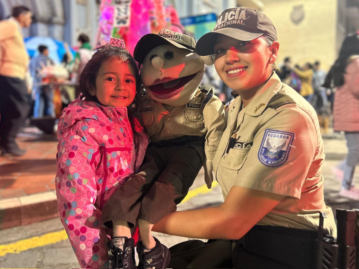 PoliciaEcuador's tweet photo. ¡COMPROMETIDOS CON TU SEGURIDAD! 👮‍♀��🚔👮‍♂️

En Cuenca, #Azuay, durante el feriado por Semana Santa, nuestros servidores policiales se mantienen activos brindando seguridad en espacios turísticos y puntos de alta afluencia, garantizando tranquilidad a la ciudadanía.

Además, junto a #PaquitoPolicía compartimos mensajes de prevención, fortaleciendo la cercanía con la comunidad y promoviendo una cultura de seguridad.

#FeriadoConAcciónYCompromiso
#PolicíaEcuador