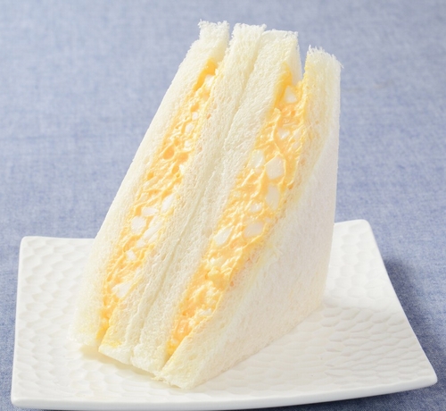 livedoornews's tweet photo. 【朗報】ローソン、「たまごサンド」など“具材増やして”＆“値下げして”発売へ
https://t.co/qUExnh9cGw

物価高の中でも定番商品を購入しやすい価格で楽しんで欲しいとの思いから、「たまごサンド」と「ハムたまごBOX」の2品において、“具材を増やして価格を下げる”運びとなった。 https://t.co/pXe6rMn8v7