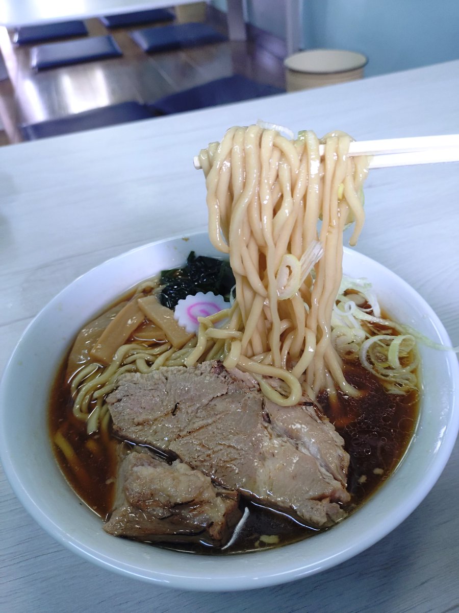 幸手Akkeyラーメンさん

Akkeyラーメンのスープが変わったのを聞いて🏍️で突撃！！

麺大盛り解禁と言う事で

Akkeyラーメン
大盛り

いやー一口スープを飲むと鶏の旨味たっぷり濃い目の醤油と合うんだよね

ここに来てから醤油ラーメンの概念を覆されました。

またすぐに来ますご馳走様でした。