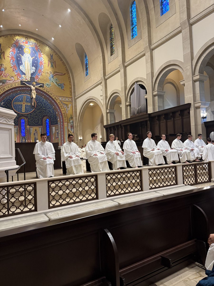 EVerastegui's tweet photo. Feliz Jueves Santo.
Hoy recordamos el mayor acto de amor: Jesús instituye el sacramento de la Eucaristía y se arrodilla para lavar los pies de sus discípulos.
Nos deja un mensaje muy claro: el que quiera ser el más grande, que se haga el más pequeño y sirva a sus hermanos.
Amar es servir.
Que este día santo nos inspire a vivir con humildad, entrega y gratitud.

Tenemos mucho que aprender, pero seguimos en el camino.
Pidámosle hoy a Dios que nos perdone por nuestros errores y nos ayude a convertirnos en las personas que Él quiere que seamos.