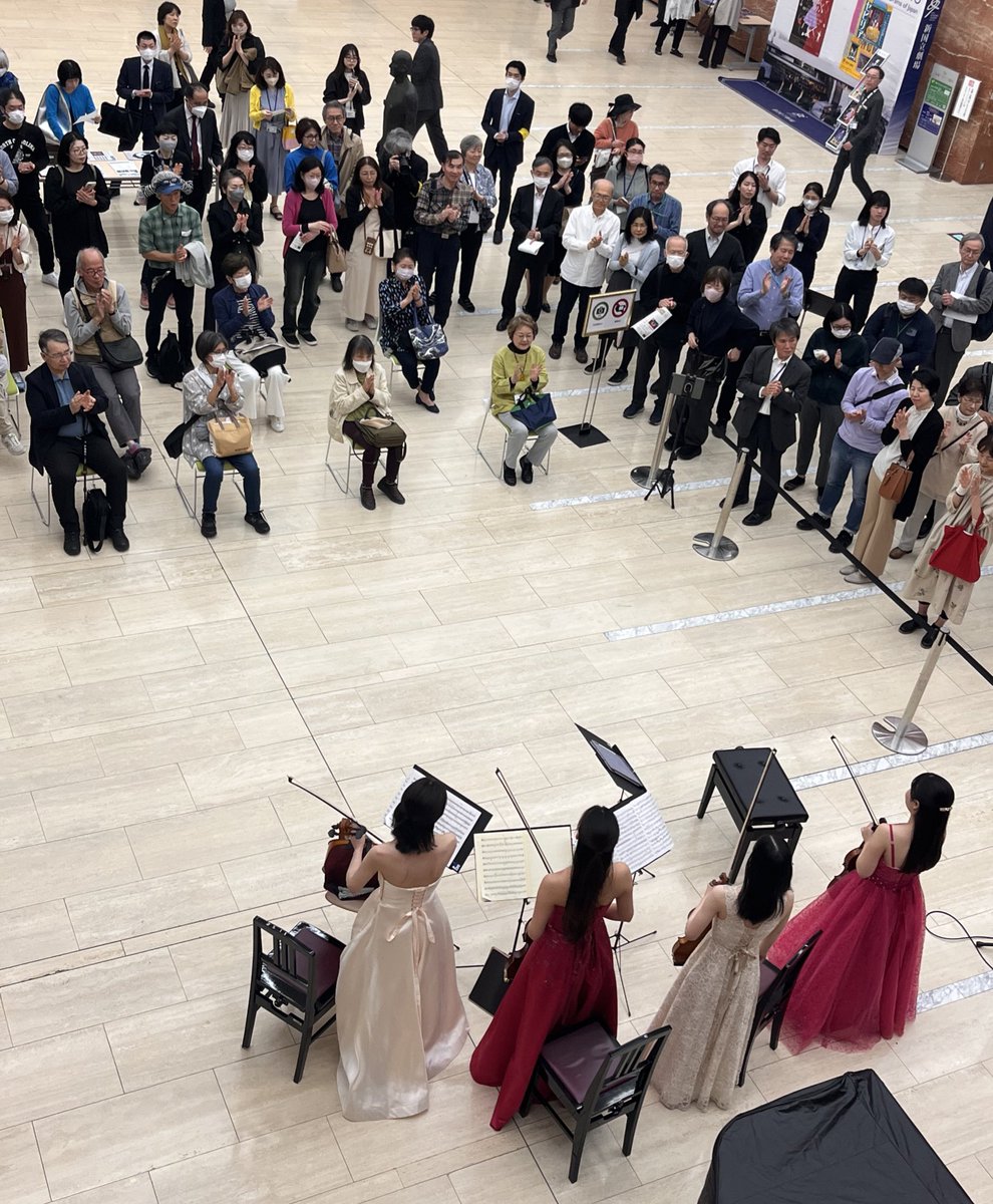 ヴィヴァルディ・ハイドン・ベートーヴェンと異なる作曲家の演奏を贅沢に楽しめた20分🎻に会場にいらしたお客様から大きな拍手が贈られました👏アンコールもあり大盛況の本番でした🌸
息の合ったアンサンブルは、この後15:00/17:45からもお楽しみいただけます。ぜひ会場へ足をお運びください♪