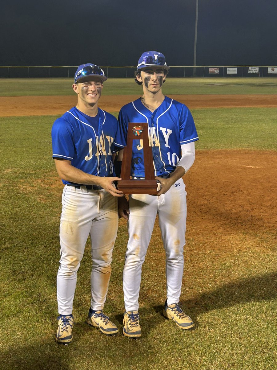 GraysonShehan's tweet image. Back to Back District Champs!! @_morrishayden and @jax_lowery08 shoved tonight and our bats were hungry with the 14-2 win over Central HS (#5 team in the state)!! Regionals next week! Let’s keep it rolling. Go Royals!!