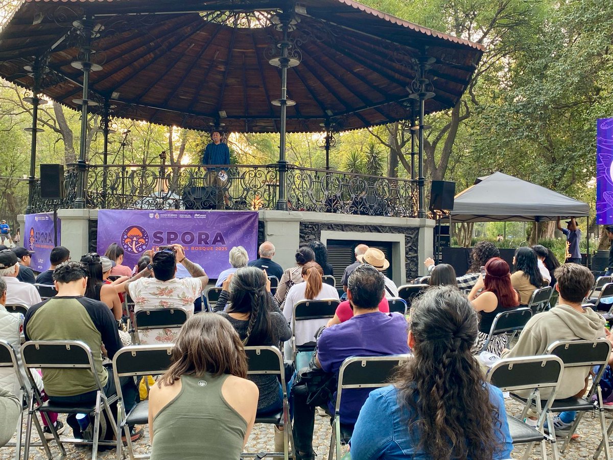 El cantautor Fores Basura presentó el concierto"El cancioñero" para el público del <a href="/BosqueFest/">Spora: Festival del Bosque de Chapultepec</a>. ¡Acompáñanos mañana en más actividades!

<a href="/cultura_mx/">Secretaría de Cultura</a>