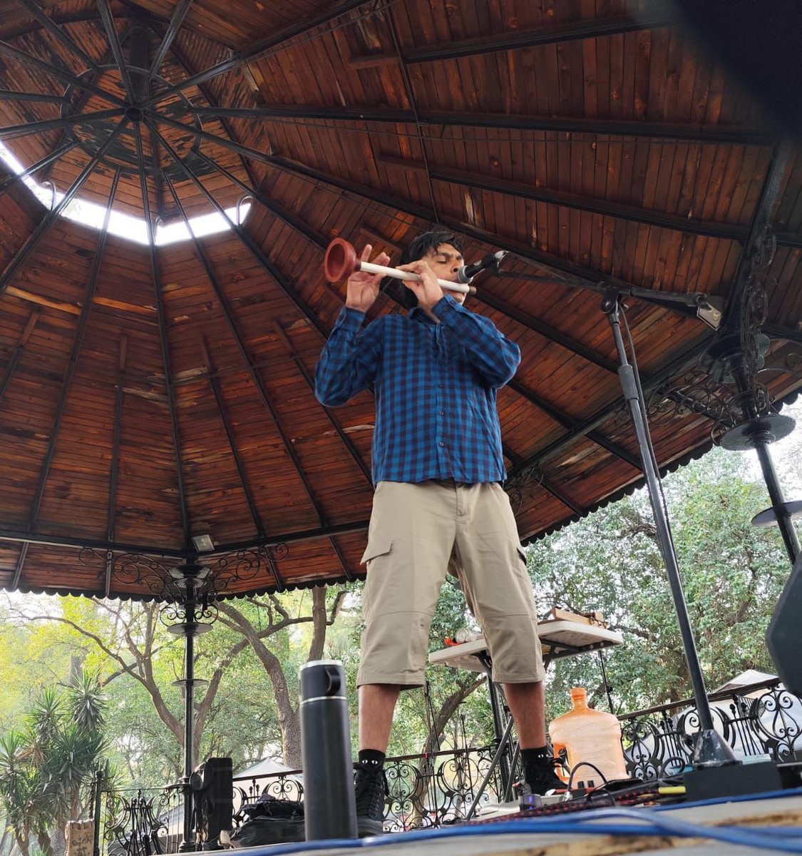 SistemaCreacion's tweet image. El cantautor Fores Basura presentó el concierto"El cancioñero" para el público del @BosqueFest. ¡Acompáñanos mañana en más actividades!

@cultura_mx