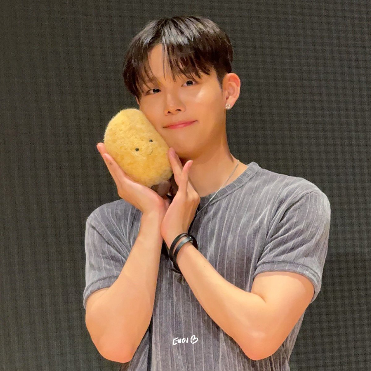 febszz6's tweet photo. 승훈이 귀���운거다닮앗는데  정작멋지게생긴거 https://t.co/ShQSs7yWta