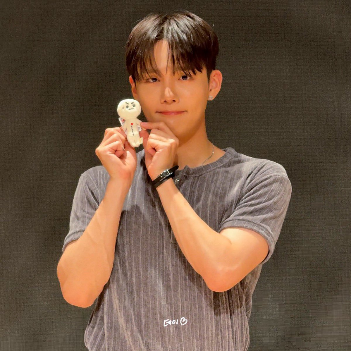 febszz6's tweet photo. 승훈이 귀���운거다닮앗는데  정작멋지게생긴거 https://t.co/ShQSs7yWta