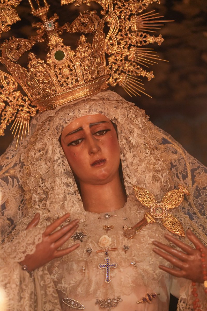 ¡No se puede estar más bonita que la Virgen de las Angustias! 

#SSantaSevilla25