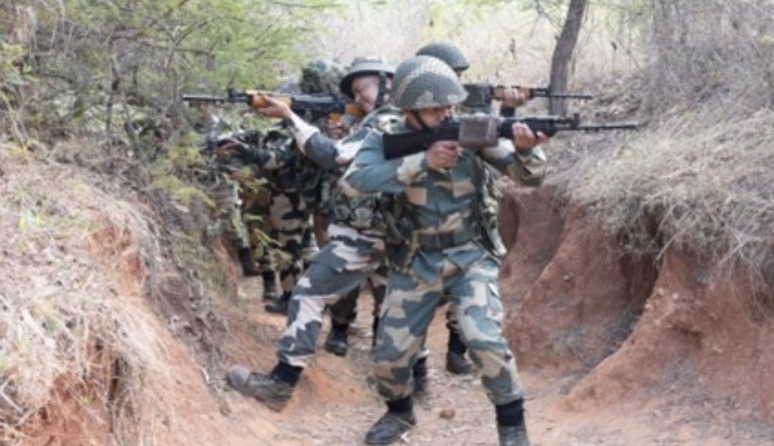 देश के दो बड़े केंद्रीय बल CRPF-BSF…लगभग एक जैसी समस्याएं। कैडर अधिकारी भी पदोन्नति में पिछड़े हैं तो वहीं सिपाही से इंस्पेक्टर तक को भी यही शिकायत है। एक ही रैंक में 15-20 वर्ष तक फंसे रहते हैं।#OPS की माँग तो सभी #CAPF की है। इन्हें उक्त समस्याओं से मुक्ति मिले तो बात बन जाए।