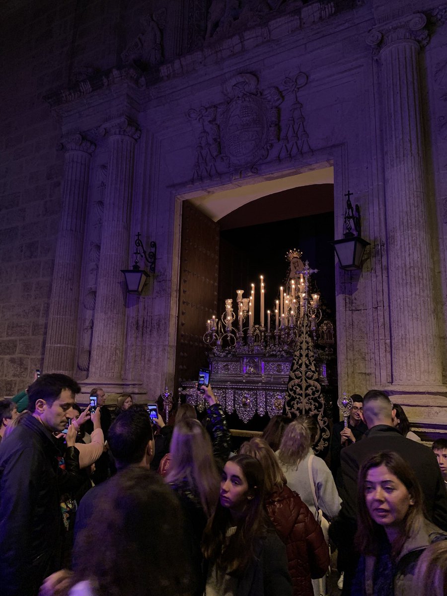 La historia se va consumando

La Soledad se asoma para recibir al Cristo de la Escucha