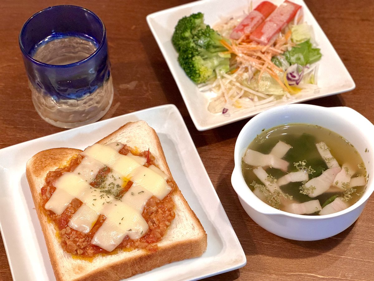 今日のランチはミートソーストースト、スープサラダ❗️

この前作ったミートソースをトーストに😋

これにて、1週間前に母親から送られたトマト12個は無事完食 笑