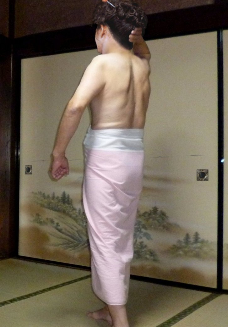 143541z's tweet photo. 昭和の頃の下着としての女の腰巻はこの様な艶かしい物でした。 女の赤い腰巻 https://t.co/Mmz7RDEz5S