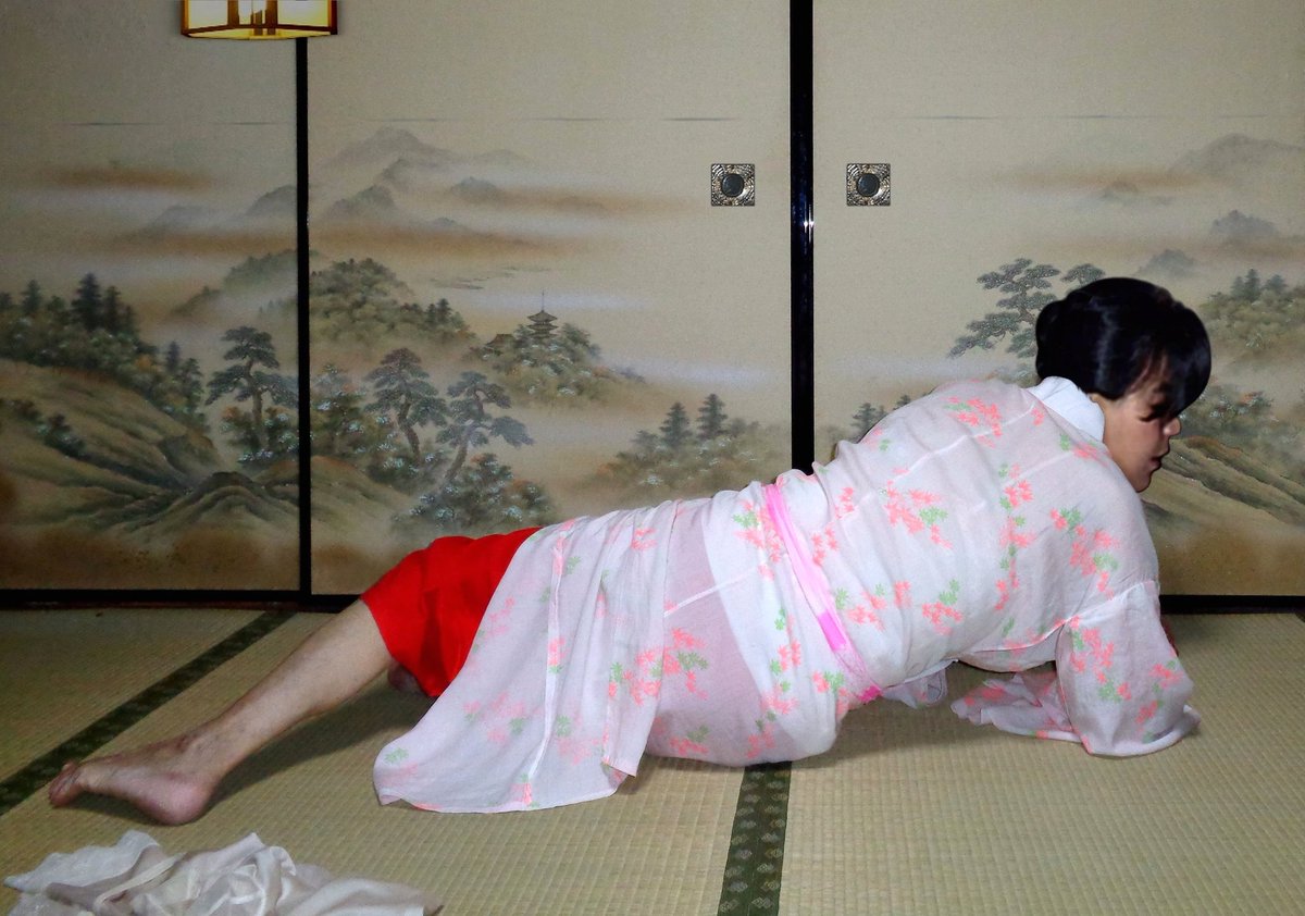 143541z's tweet photo. 昭和の頃の下着としての女の腰巻はこの様な艶かしい物でした。 女の赤い腰巻 https://t.co/Mmz7RDEz5S