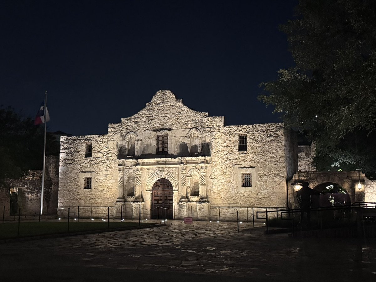 DanTravis71's tweet photo. Good morning from the Alamo! https://t.co/VaSTy8GPIk