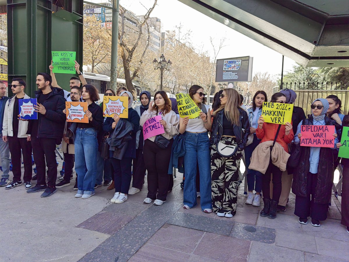 86 binden fazla ücretli öğretmenin 150 bine yakın öğretmen açığının bulunduğu ülkemizde verilen 10-15 bin sayıları ihtiyacı karşılayamamaktadır.

500 bin kişinin girdiği bir sınavda 15 bin komik bir rakamdır. Acilen ek atama yapılması şarttır. 

EK atama bekleyen