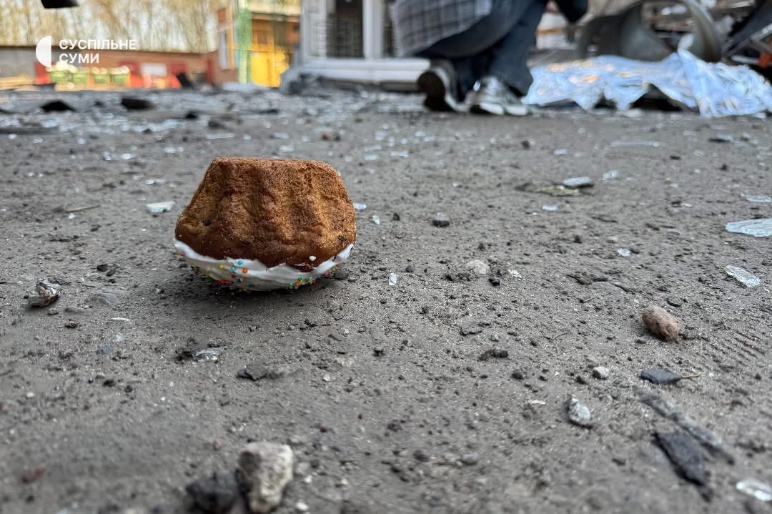 AnnaDeMilanese's tweet photo. Russland hat sich entschieden, am heutigen Karfreitag, ein Bäckerehepaar zu ermorden, welches Osterbrot gebacken hatte und darauf wartete, dass es abgeholt wird. 

Über 30 weitere Menschen wurden verletzt. 

Ukrainer freuten sich auf das traditionelle Osterbrot dieser Bäckerei und bekamen einen russischen Angriff auf Leib und Leben.

In den Trümmern verteilt sich das Osterbrot, Backpapierfetzen und die beiden Leichen der Bäckereheleute. 💔

Es sind Bilder, die Russland uns schenkt, zum Osterfest.