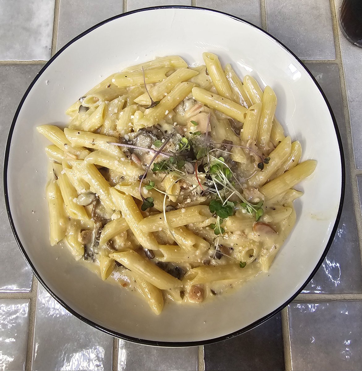 DeannaKatee's tweet photo. I got penne boscaiola tonight for dinner, and it was amazing. I'm craving it already 😭. Have a wonderful Easter weekend, everybody! #DinnerWithFamily #NightOut #EasterWeekend https://t.co/e6enOa5xoC