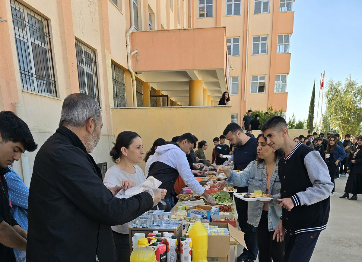 ahmtal47's tweet photo. Gazze’deki mazlum kardeşlerimize destek olmak amacıyla yardım kermesleri düzenlendi. velilerimizin ilgilerinden dolayı teşekkür ederiz 

@tcmeb 
@Yusuf__Tekin 
@tuncay_akkoyun 
@KiziltepeKymlk 
@ali_eyyupkoca 
@akadirgms https://t.co/Fm56WHhAvs